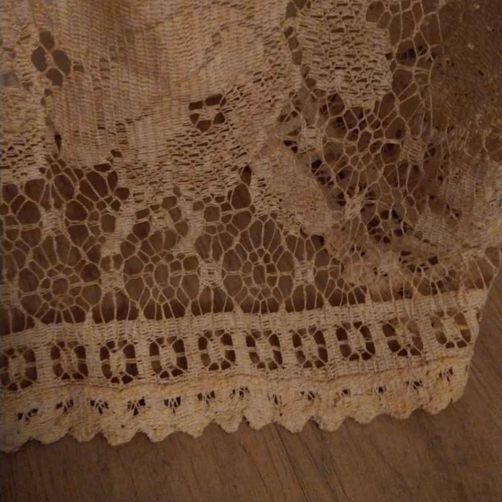 4 Lace Curtains with Curtain Rings - Picture 4 of 4